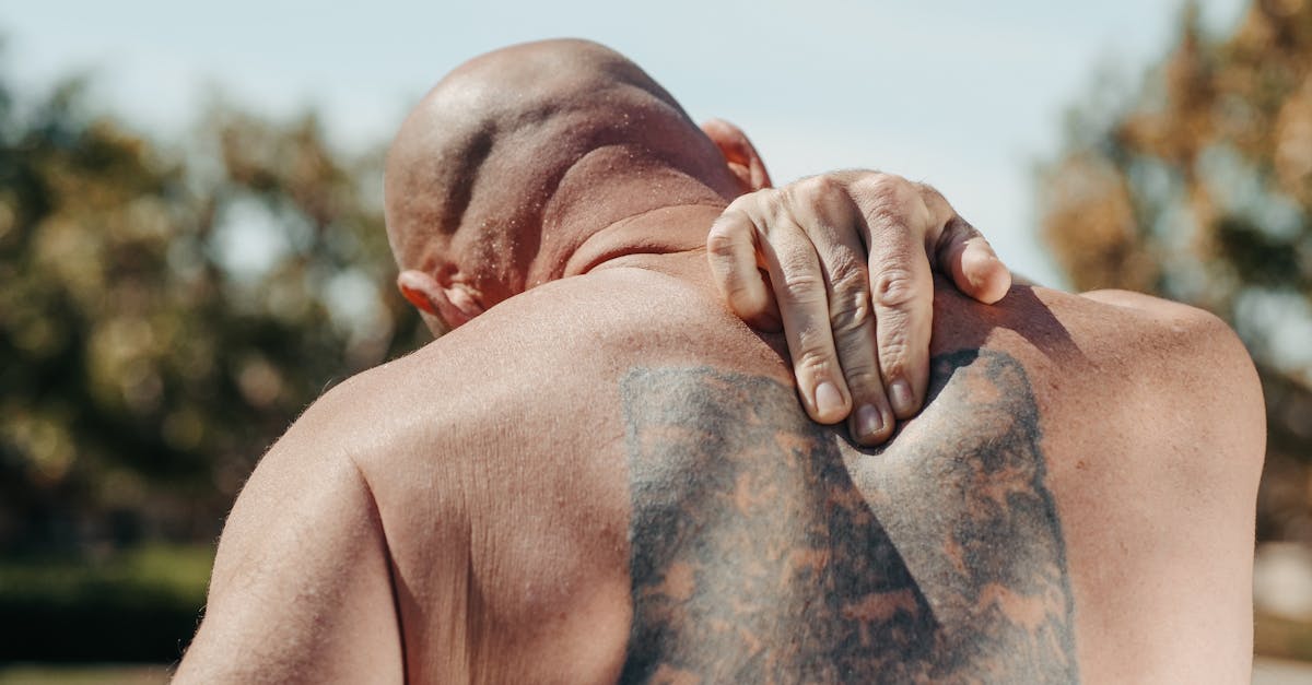 découvrez des conseils et des remèdes efficaces pour soulager les douleurs dans le haut du dos. découvrez les causes, les symptômes et les meilleures pratiques pour améliorer la posture et améliorer votre bien-être général.