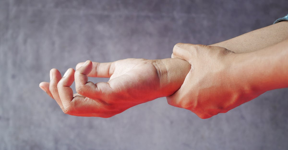 De plus, le renforcement du tronc est essentiel pour soutenir la colonne vertébrale et améliorer la posture et les douleurs cervicales. Intégrer des exercices pour le tronc à votre routine quotidienne peut contribuer à prévenir la réapparition des douleurs cervicales. Des exercices simples peuvent améliorer votre bien-être physique et vous permettre de maintenir une posture plus saine tout au long de vos activités.