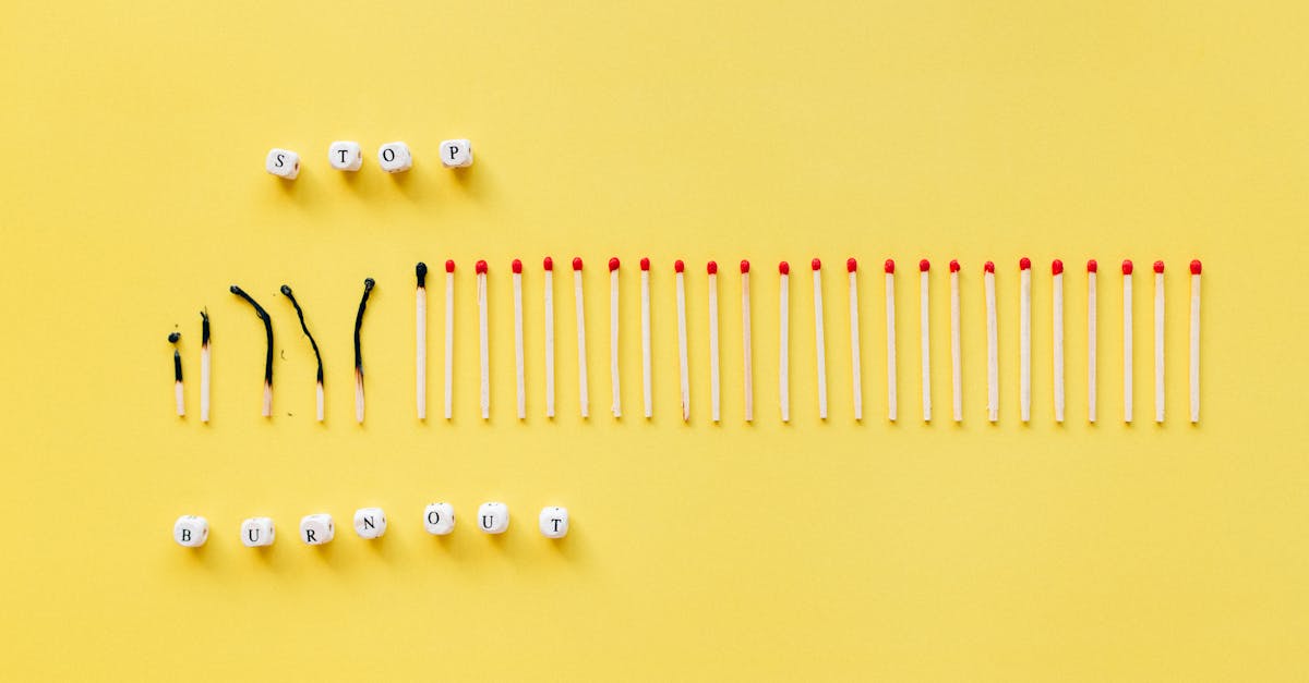Comprendre l’importance de la correction posturale est essentiel pour la prise en charge du syndrome du piriforme. L’utilisation d’une chaise ergonomique peut améliorer la posture pendant les périodes prolongées et minimiser l’inconfort. De plus, l’utilisation de techniques de levage appropriées réduit les tensions excessives sur le dos et favorise un mouvement plus confortable lors des tâches quotidiennes.