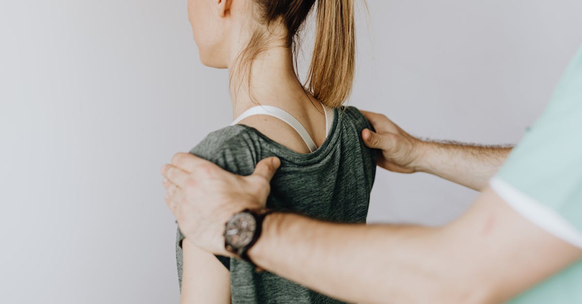 Améliore la posture en renforçant les muscles stabilisateurs, favorisant un meilleur alignement sans approche invasive.