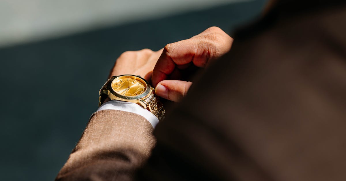Maintenir une posture adéquate est essentiel pour prévenir et soulager les douleurs à l'épaule, la nuit et pendant les activités quotidiennes. Intégrer des exercices de correction posturale permet non seulement de soulager l'inconfort, mais aussi de favoriser la symétrie du tonus musculaire, contribuant ainsi à une meilleure santé.