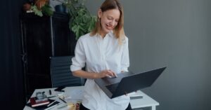 discover the benefits of a standing desk that promotes better posture, increases energy levels, and enhances productivity. elevate your workspace with adjustable options tailored to your needs.