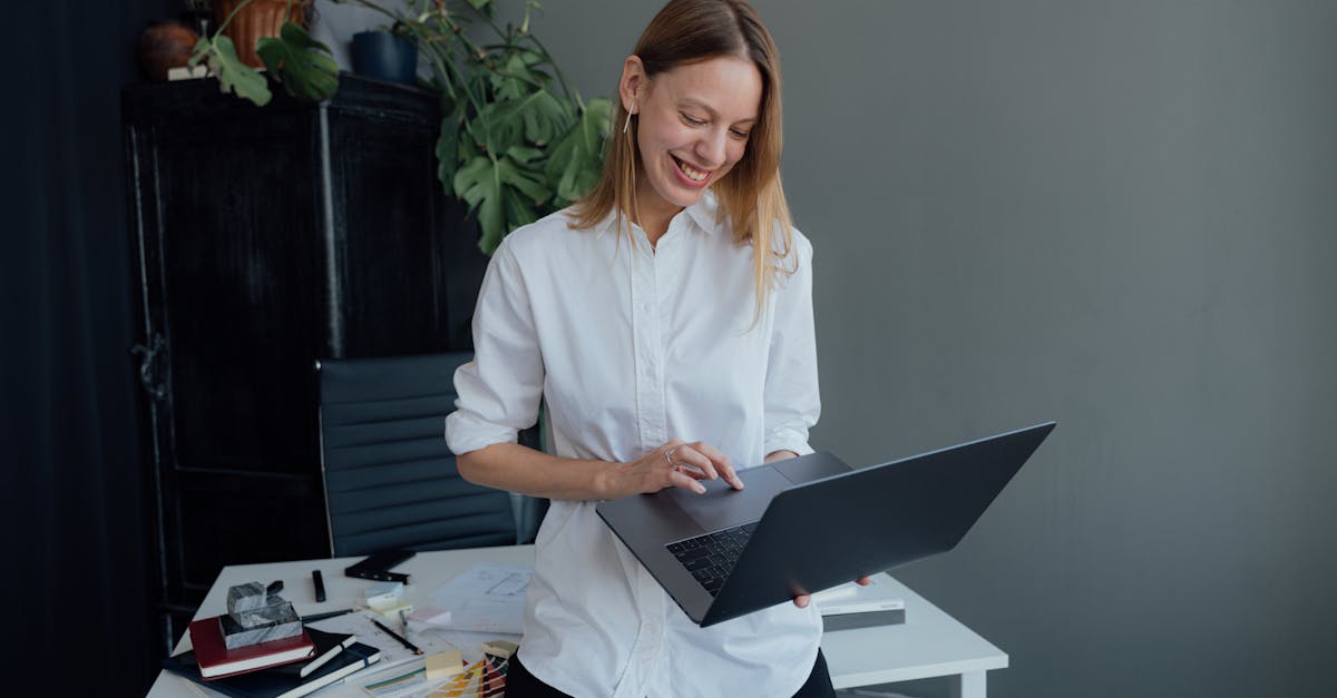 discover the benefits of a standing desk that promotes better posture, increases energy levels, and enhances productivity. elevate your workspace with adjustable options tailored to your needs.
