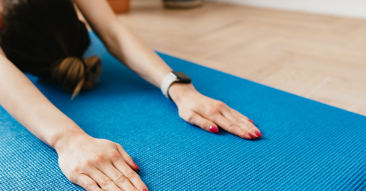 Commencez par vous asseoir droit, en inclinant doucement la tête sur le côté et en maintenant la position pendant 15 à 30 secondes. Cet exercice cible les tensions du cou et des épaules, atténuant ainsi les effets néfastes d'une