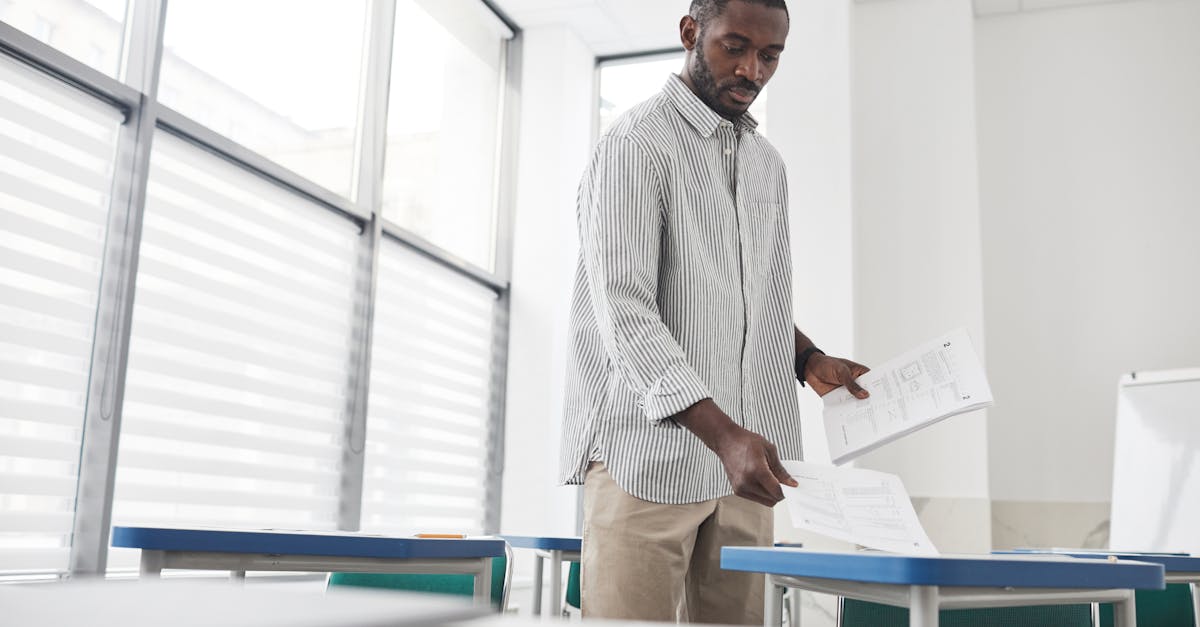 discover the benefits of standing desks for a healthier and more productive workspace. explore our range of adjustable standing desks designed to promote better posture and reduce the risks associated with prolonged sitting.