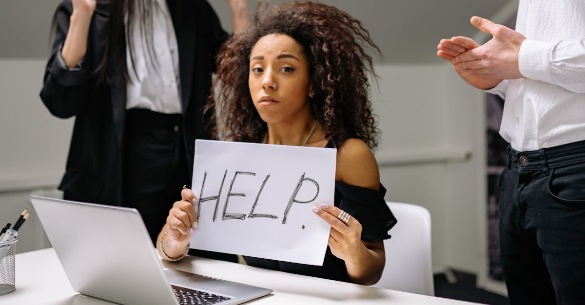 De nombreuses personnes souffrant de maux de tête constatent que le stress est un facteur déclenchant majeur de leur douleur. Des recherches montrent un lien étroit entre le stress et l'apparition de migraines chroniques, d'algies vasculaires de la face et de céphalées hormonales, comme les migraines menstruelles. Apprendre à gérer efficacement le stress grâce à des méthodes telles que la pleine conscience, le renforcement musculaire et la correction posturale peut améliorer considérablement le soulagement des migraines.