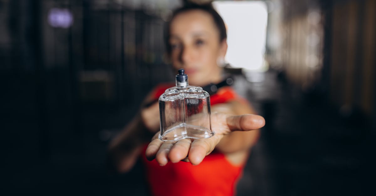 Adapter les exercices à votre condition physique est essentiel pour un entraînement efficace. Les débutants peuvent commencer par des versions modifiées de la planche ou des positions plus courtes sur le pont d'épaule, tandis que les plus expérimentés peuvent se mettre au défi avec des mouvements dynamiques ou des variations d'équilibre. La collaboration avec les professionnels de Pulse Align garantit des modifications sur mesure adaptées à vos besoins.