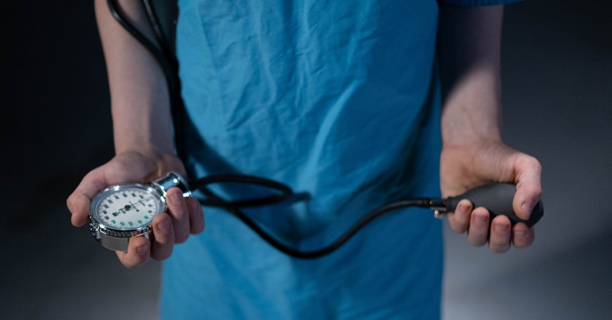 du corps, jouant un rôle essentiel dans le recalibrage du système nerveux. Les clients sont guidés à travers des exercices efficaces pour le tronc, ainsi que des ajustements posturaux visant à améliorer leur stabilité. Par exemple, les personnes souffrant de problèmes d'équilibre peuvent bénéficier d'exercices simples qui renforcent la ceinture abdominale tout en réduisant les étourdissements potentiels lors d'un passage brusque à la verticale.